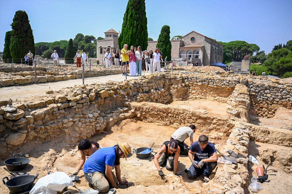 Las Princesa y la infanta viendo las ruinas de Empúries