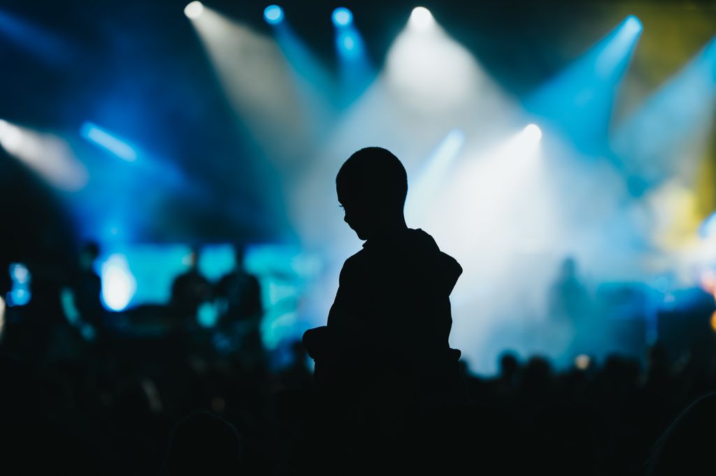 Silueta de un niño en un concierto de música