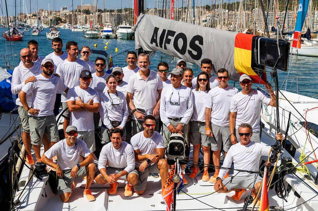 La tripulación al completo del 'Aifos' antes de competir en 2024