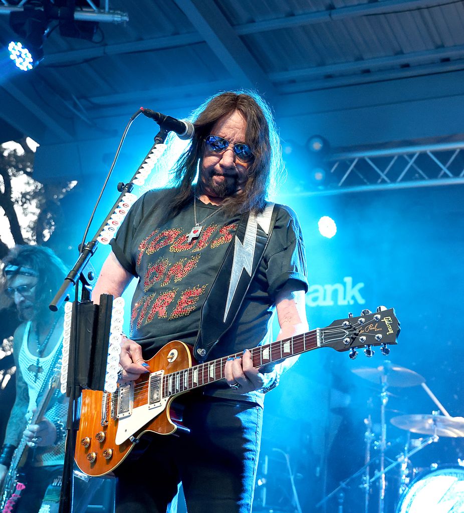 Ace Frehley actuando en Texas en julio de 2023