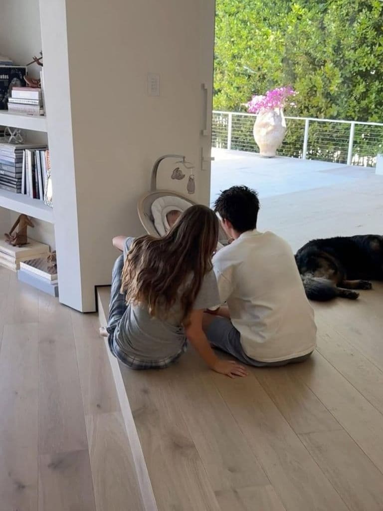 Benjamin Rein y Vivian Lake contemplando a su hermanito menor.