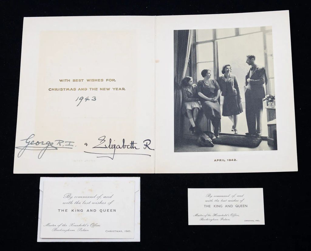 Una tarjeta navideña de 1943 que muestra a Jorge VI y la Reina Consorte (más tarde la Reina Madre) con la Princesa Margarita y la Princesa Isabel