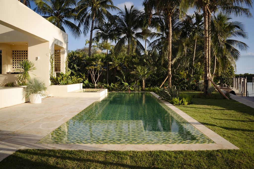 Piscina con mosaico en tonos verdes