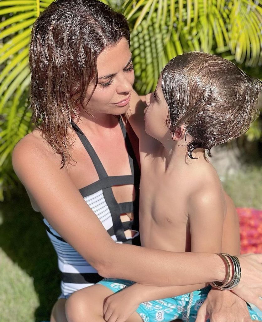 María José Suárez con su hijo Elías, verano de 2024
