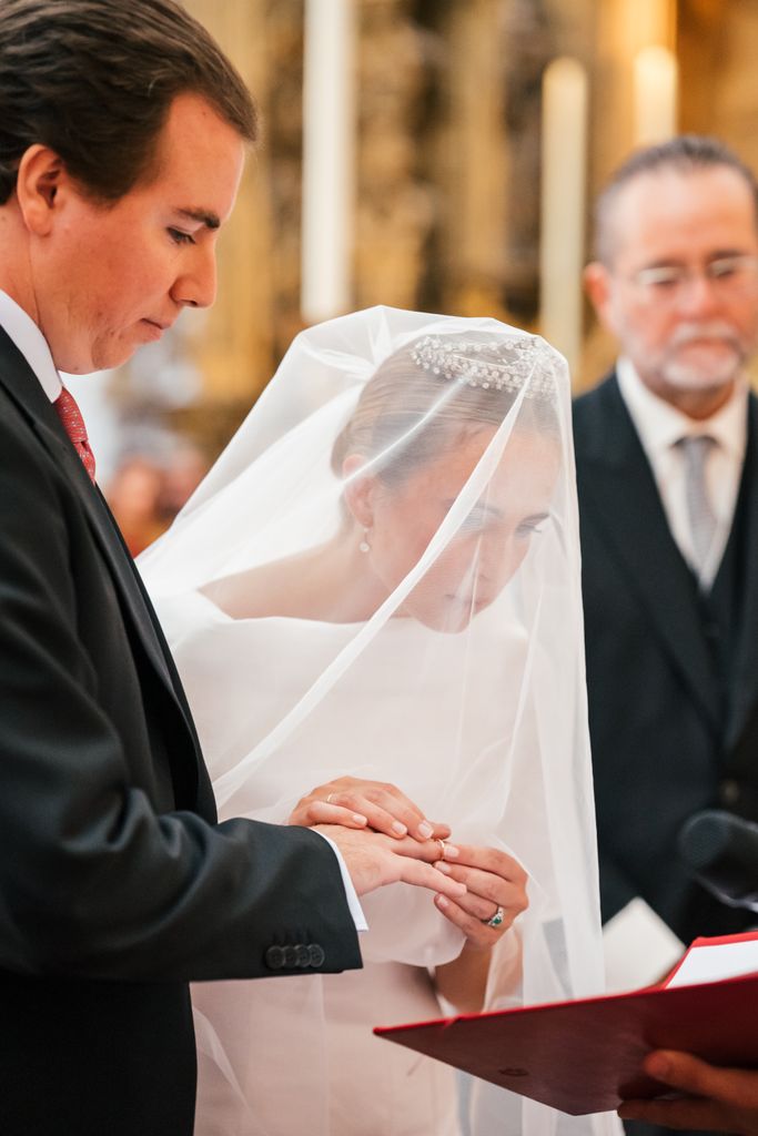 Novia con tiara y velo en ceremonia religiosa