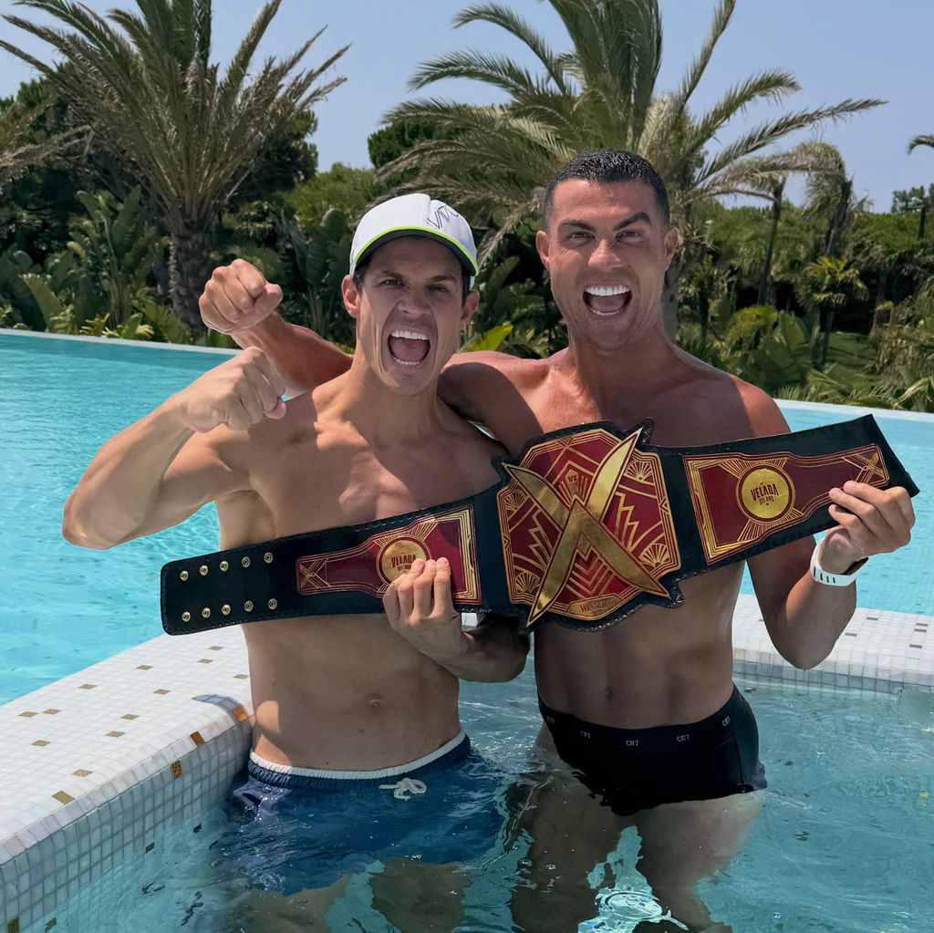 El periodista celebra su victoria con su buen amigo, Ronaldo