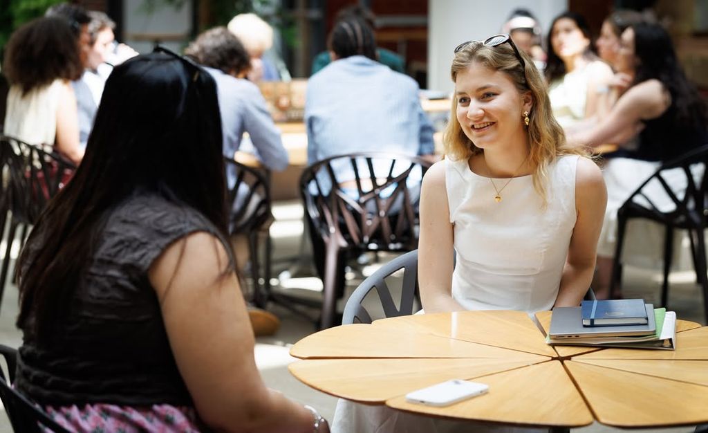 La princesa en una de las cafeterías de Harvard