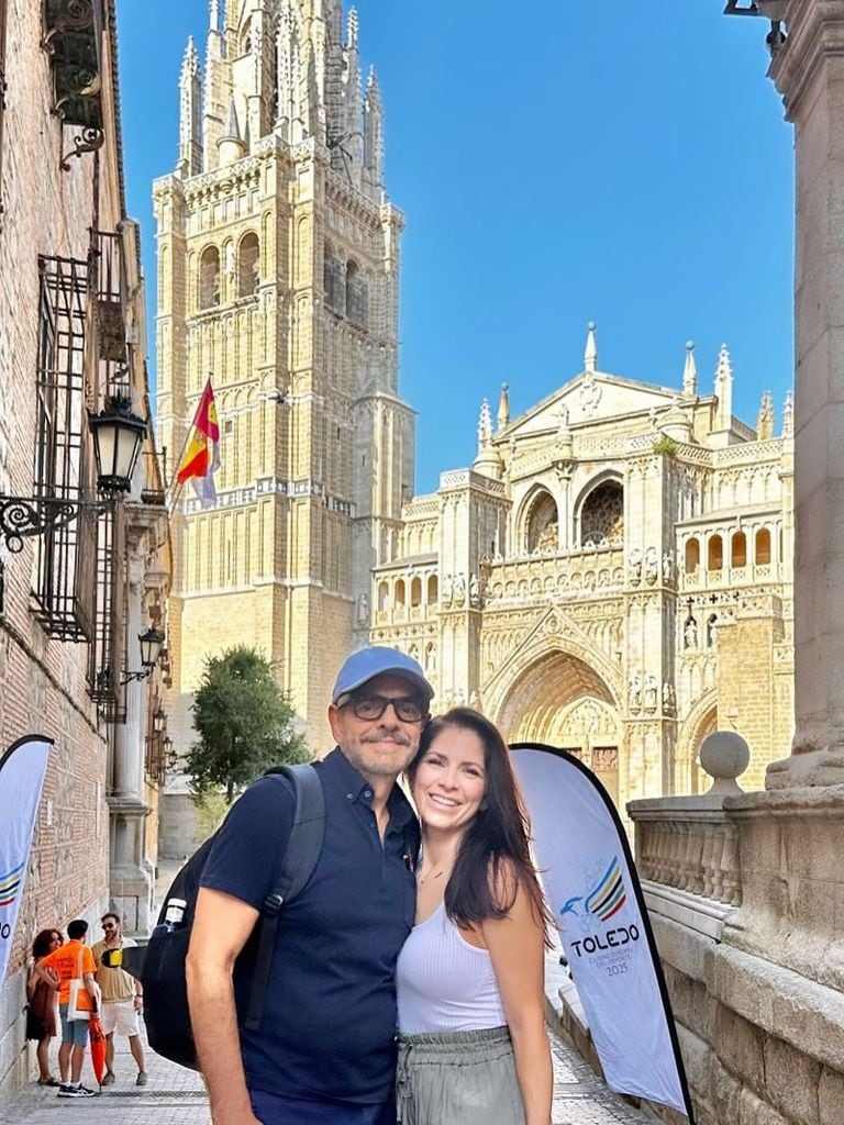 Eugenio Derbez y Alessandra Rosaldo se mostraron ajenos a los rumores y felices desde Toledo, España