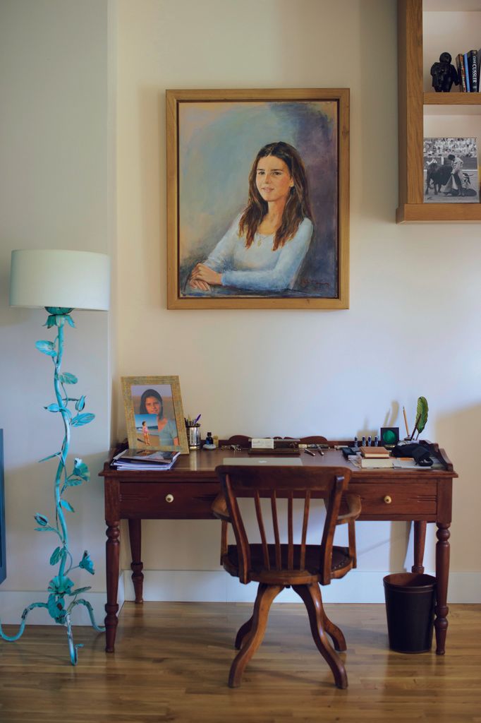 Un cuaro de Cayetana Rivera Martínez de Irujo corona el salón de la casa de Francisco Rivera y Lourdes Montes
