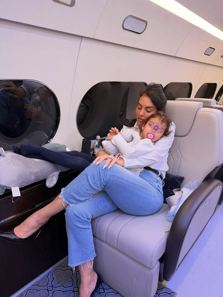 Georgina con su pequeña Bella Esmeralda.