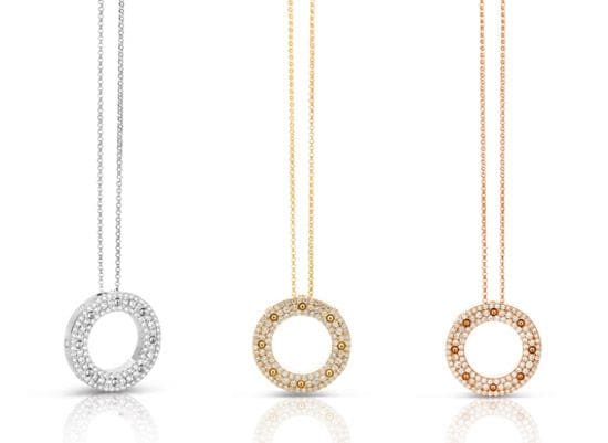 La línea total pavé capta las miradas tanto por su belleza como por el encanto de la luz resplandeciente de los diamantes blancos