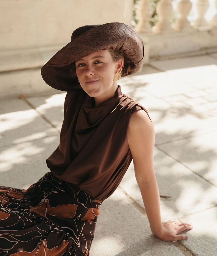 7 looks de invitada marrón de invierno 2025