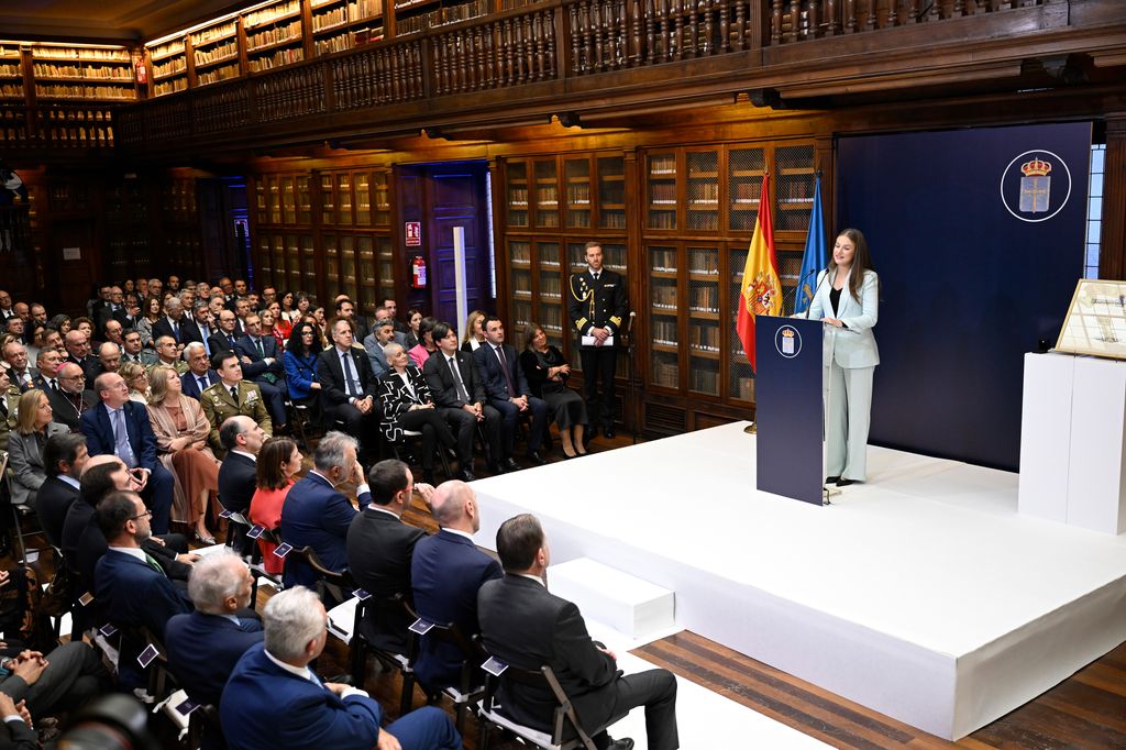 Leonor dando un discurso tras recibir la Medalla de Asturias 