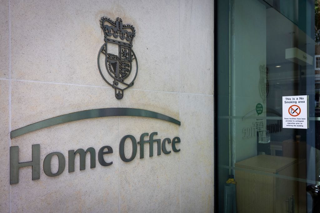 El príncipe Harry libra una batalla con el Ministerio del Interior sobre el nivel de seguridad personal financiada por los contribuyentes que debería recibir en sus visitas al Reino Unido.