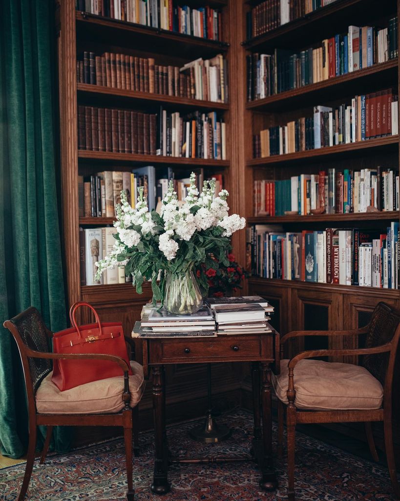 El salón-biblioteca es una de las estancias preferidas de las hijas de Isabel Preysler