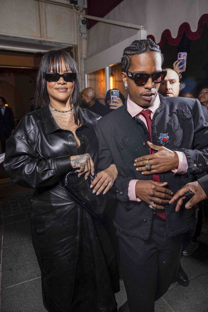 Rihanna y ASAP Rocky hicieron una entrada elegante en Sienna para cenar, luego de la actuación de ASAP en la "Gala des pièces jaune" en París.