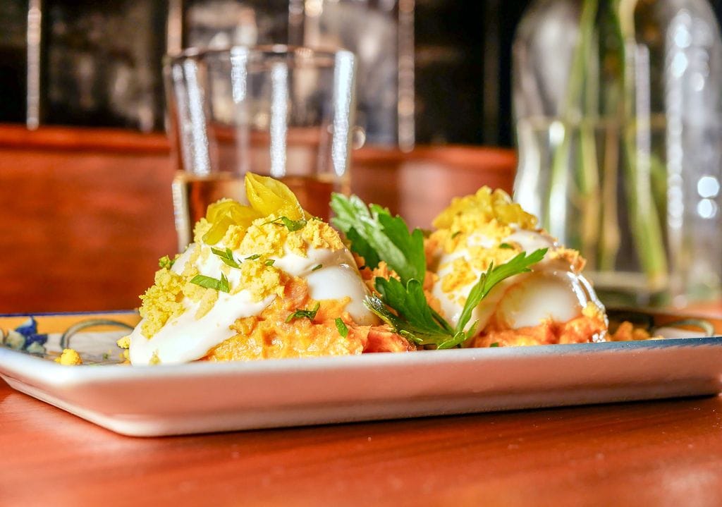 Huevos rellenos de atún, del Bar Resolís