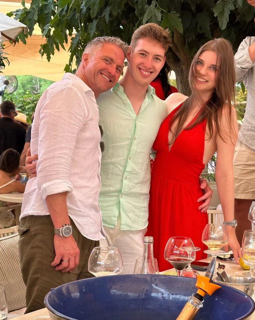 Vivien junto a su marido, David, y el padre de este, Ralf Schumacher
