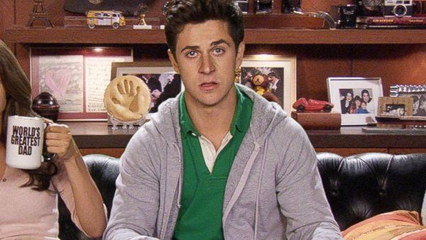 David Henrie como Luke Mosby, el otro hijo que nunca se movió del sillón en 'Cómo conocí a vuestra madre'