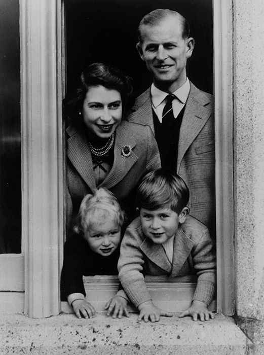 El príncipe Felipe y  la Reina con sus hijos el príncipe Carlos y la princesa Ana 