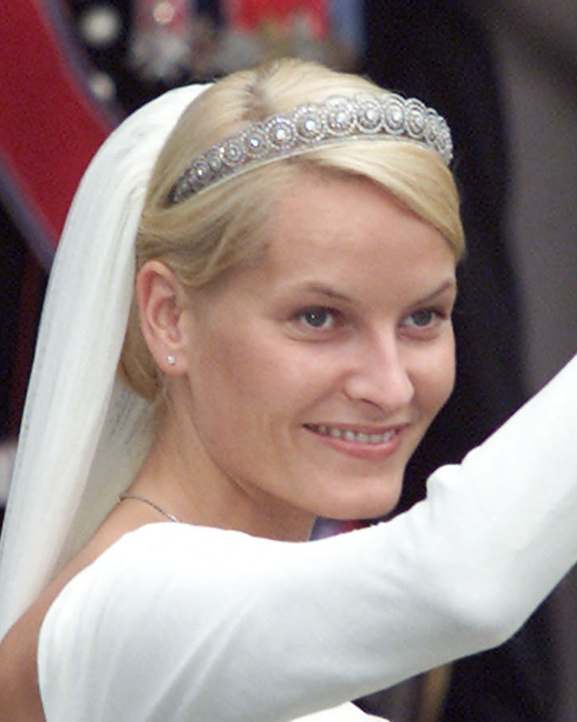 La reina Mette-Marit el día de su boda haciendo uso de la Tiara de Margaritas de Diamantes