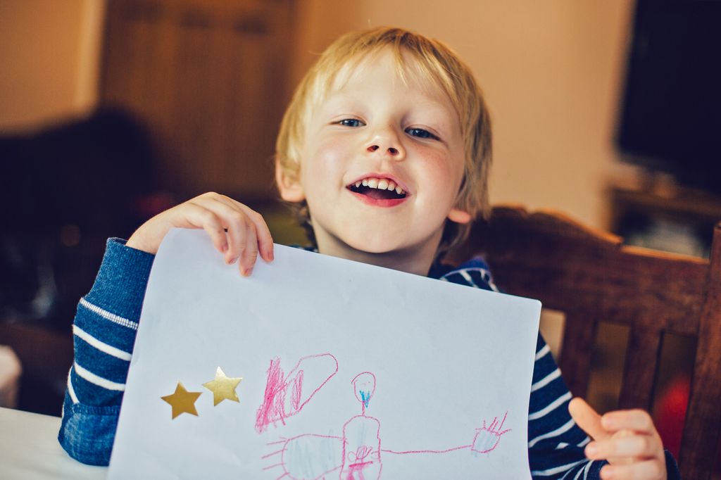 Niño pequeño con su dibujo