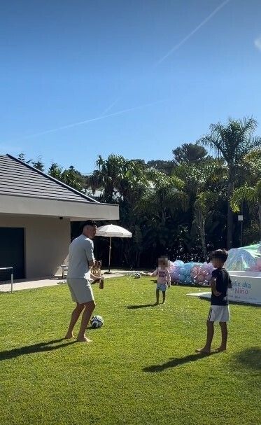 Ronaldo le enseña sus mejores trucos de fútbol a su hijo Mateo