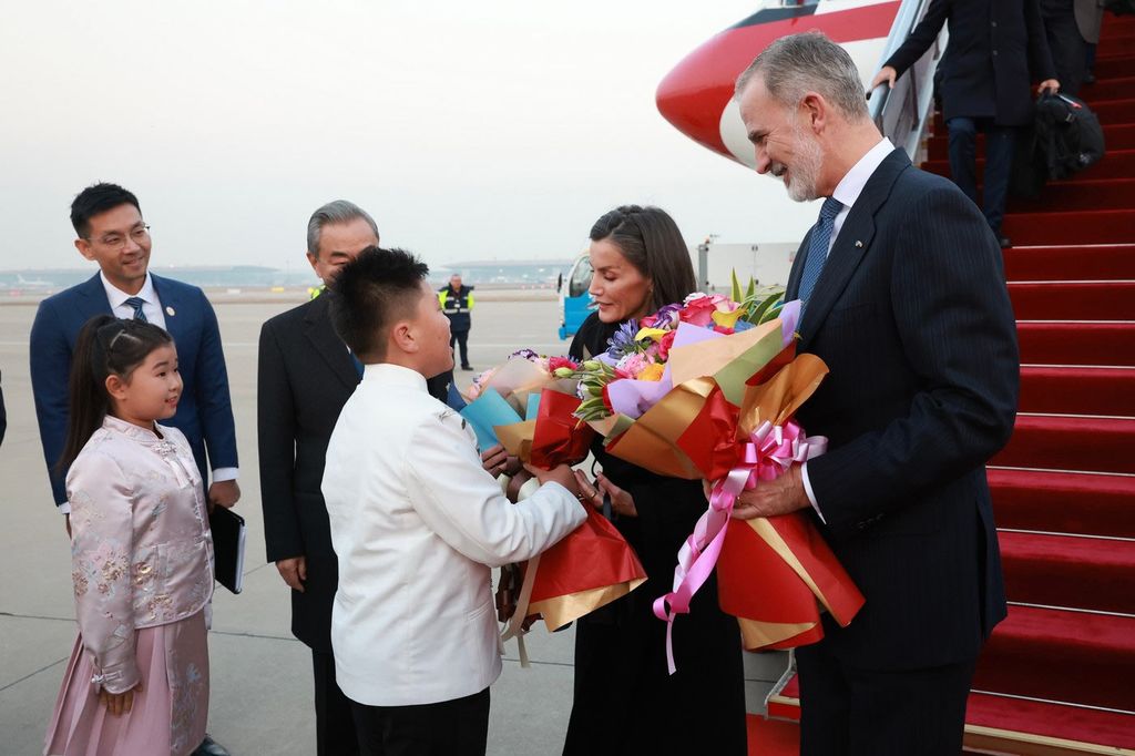 Los reyes Felipe y Letizia a su llegada a Pekín 
