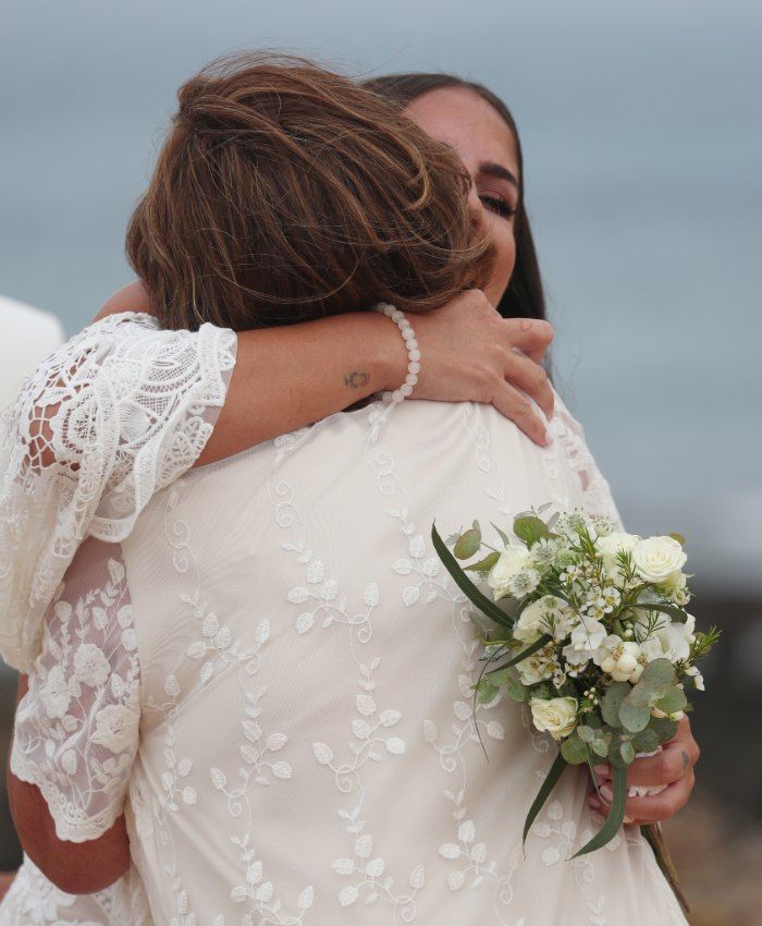 Anabel abraza a su madre 