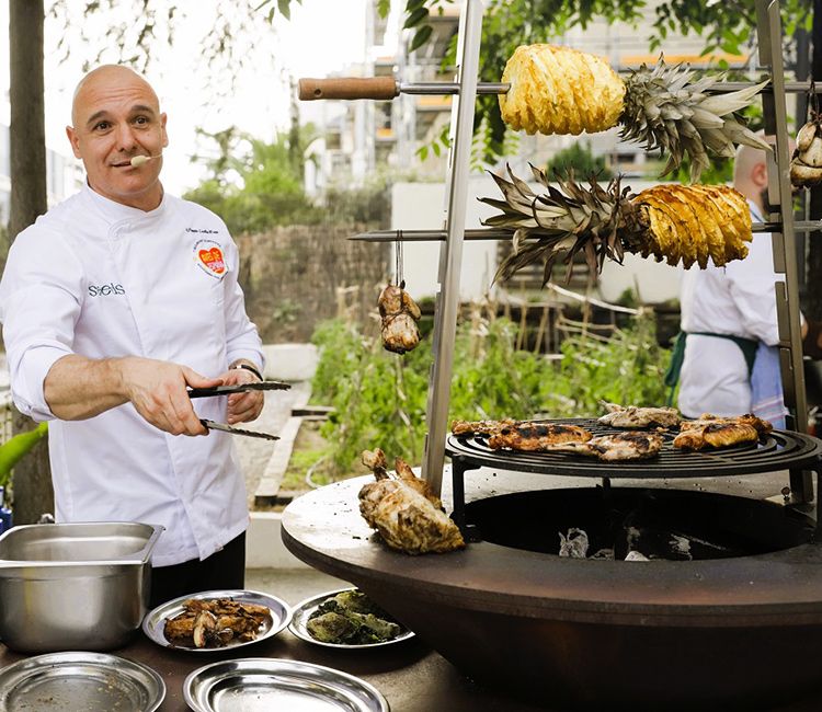 Alfonso Castellano, chef de Seeds delante de la barbacoa