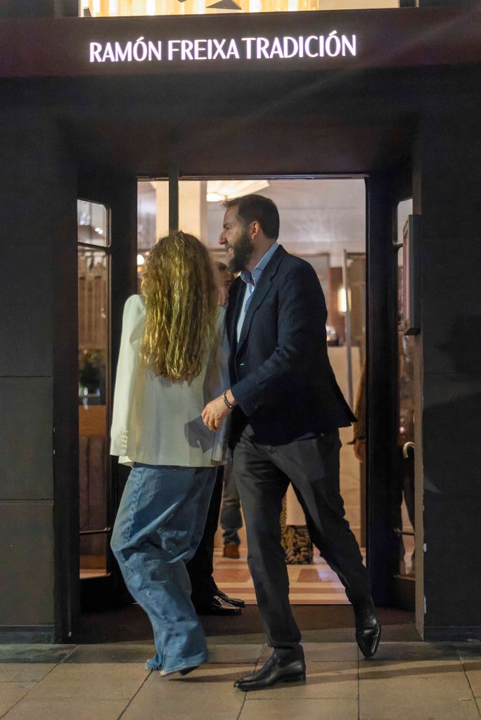 BORJA THYSSEN Y SU MUJER BLANCA CUESTA A LA ENTRADA DE RAMÓN FREIXA