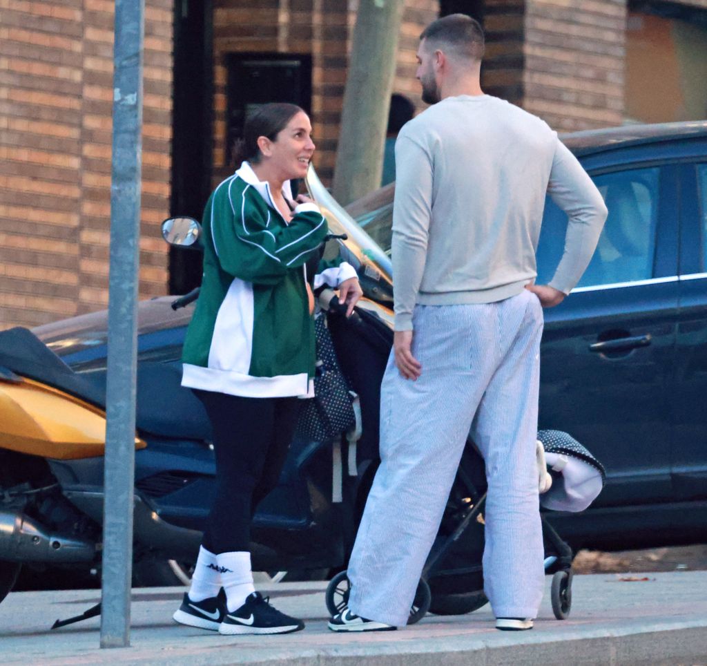 Anabel Pantoja y David Rodríguez paseando con su hija por Madrid