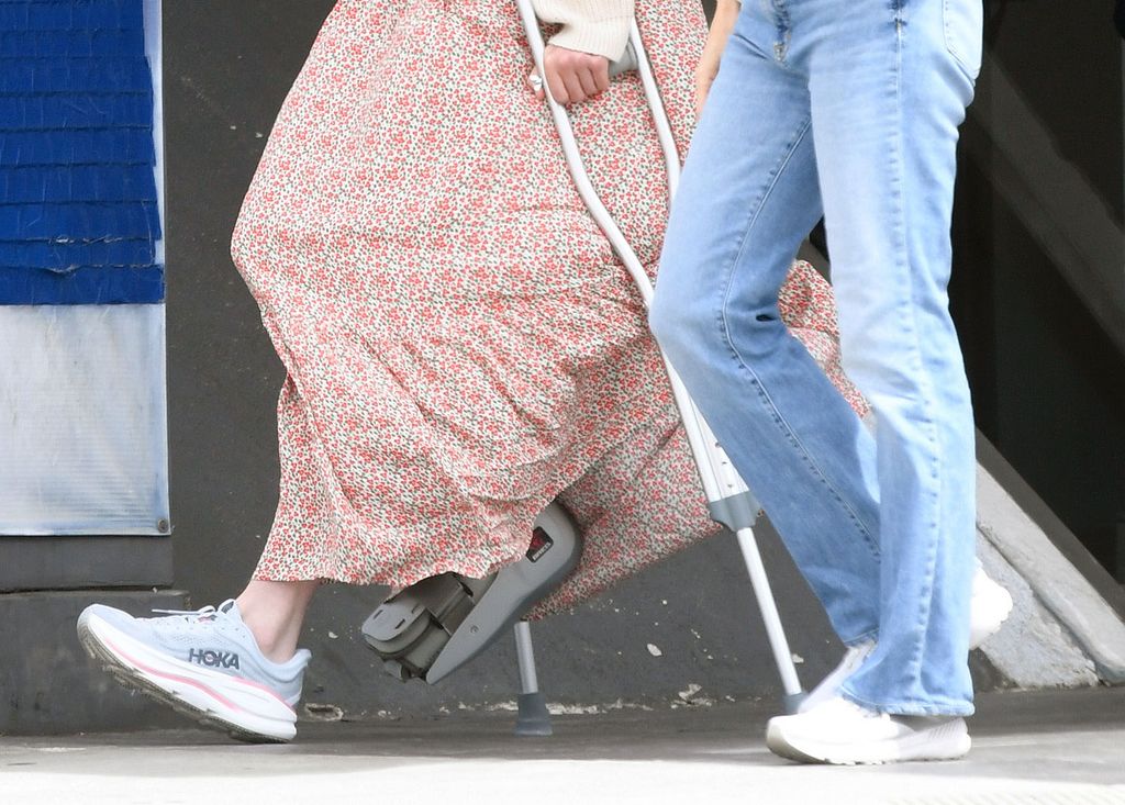 Violet salió de urgencias usando una bota ortopédica.