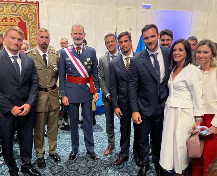 El Rey posa con el equipo olímpico español del K4-500