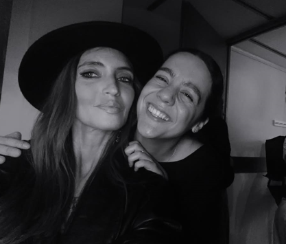 Sara Carbonero y su amiga la cantante Valeria Castro, que también estuvo en el concierto
