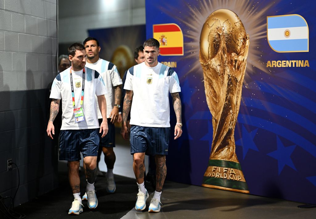 Lionel Messi #10 y Rodrigo De Paul #7 de Argentina a su llegada al estadio, poco antes del partido final de la Copa Mundial de la FIFA 2026