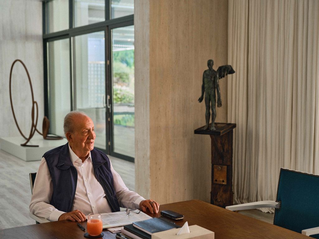 El rey Juan Carlos con sus periódicos