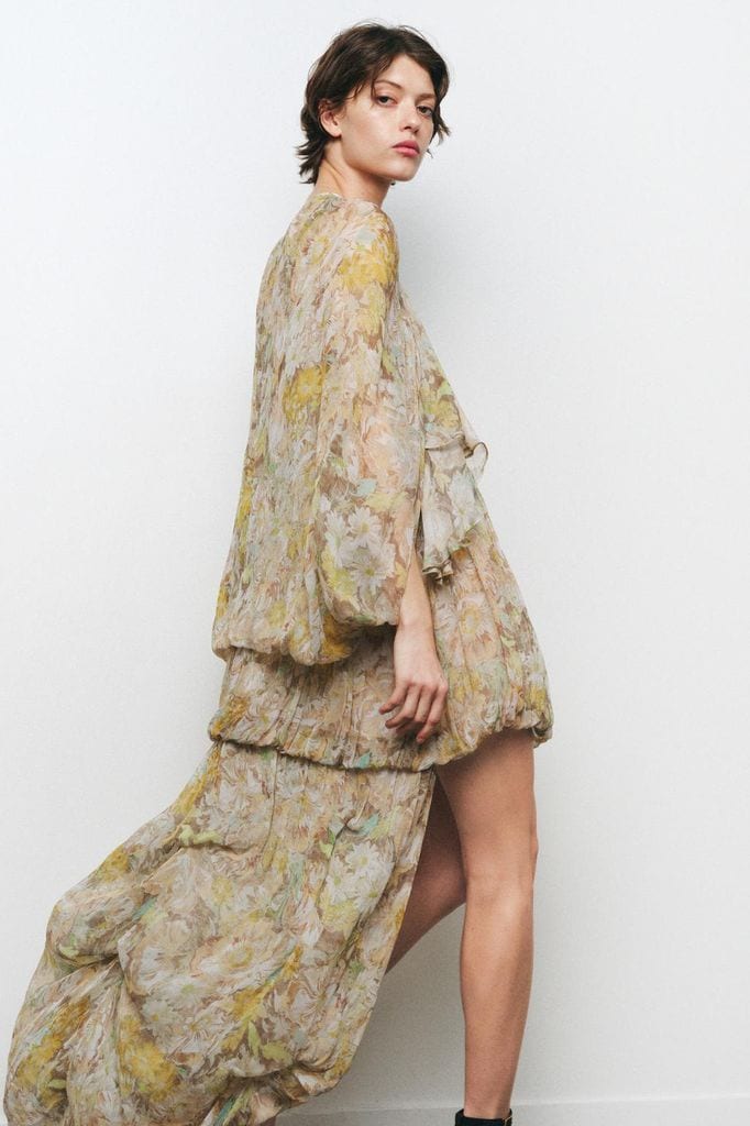 Vestido de invitada de Zara bohemio con flores y bajo asimétrico