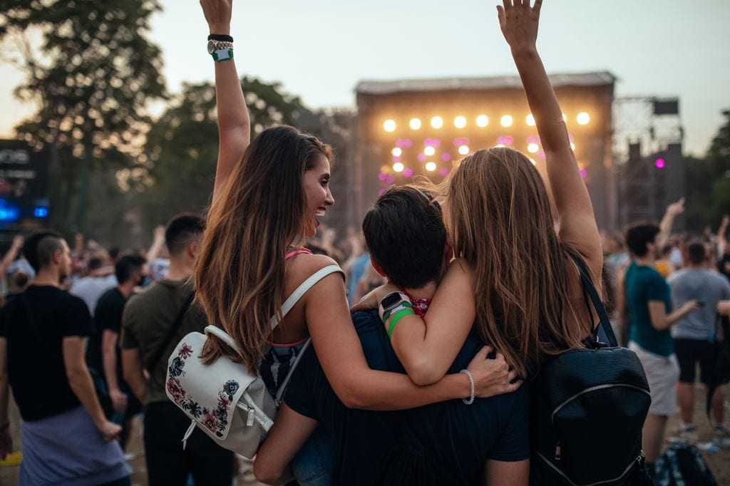 Adolescentes en un festival de música