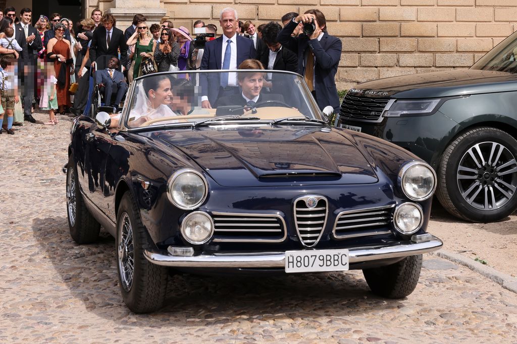 Los novios, a su salida de la iglesia en Toledo