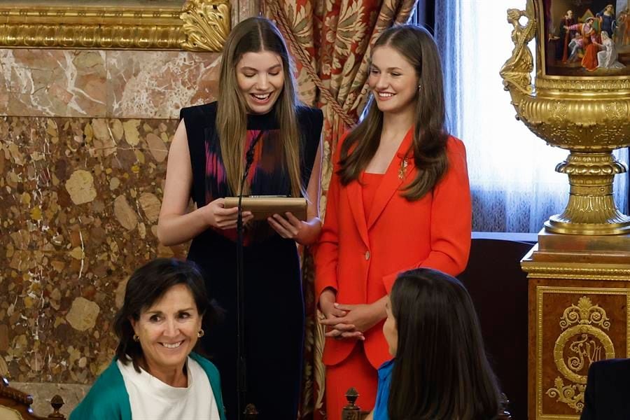 La princesa Leonor y la infanta Sofía sorprenden a los Reyes