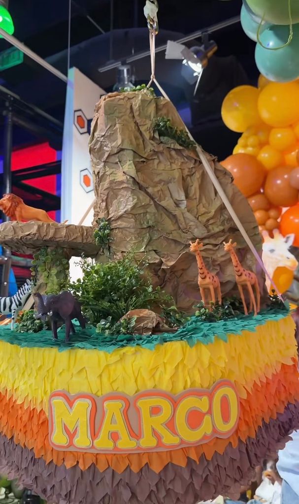La piñata de Marquitos tenía la forma de 'La Roca del Rey'.
