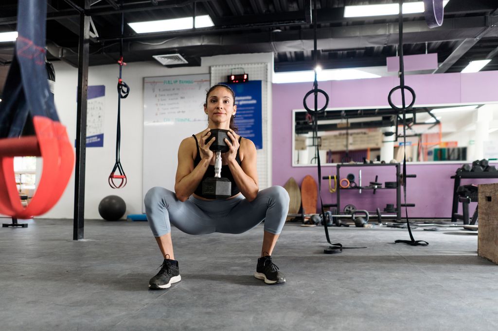 Mujer haciendo una sentadilla sumo