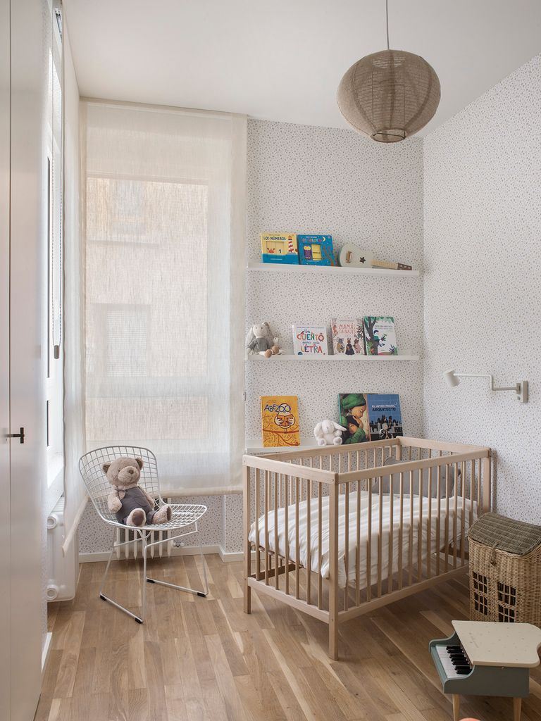 Dormitorio de bebé con muebles en madera y fibras