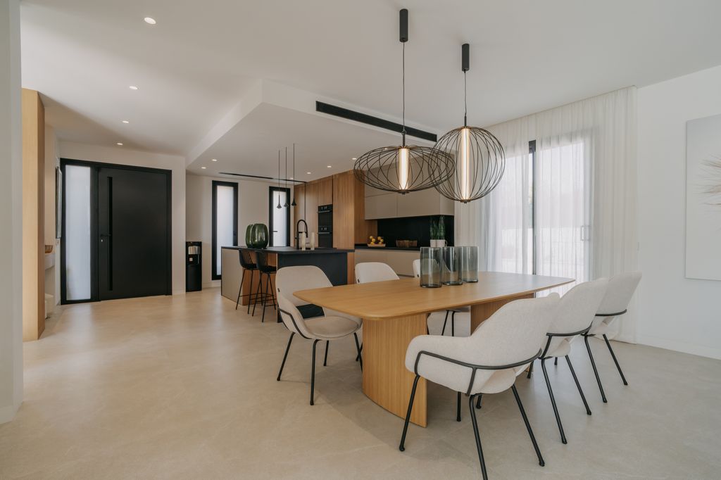 Comedor con mesa de madera y sillas blancas