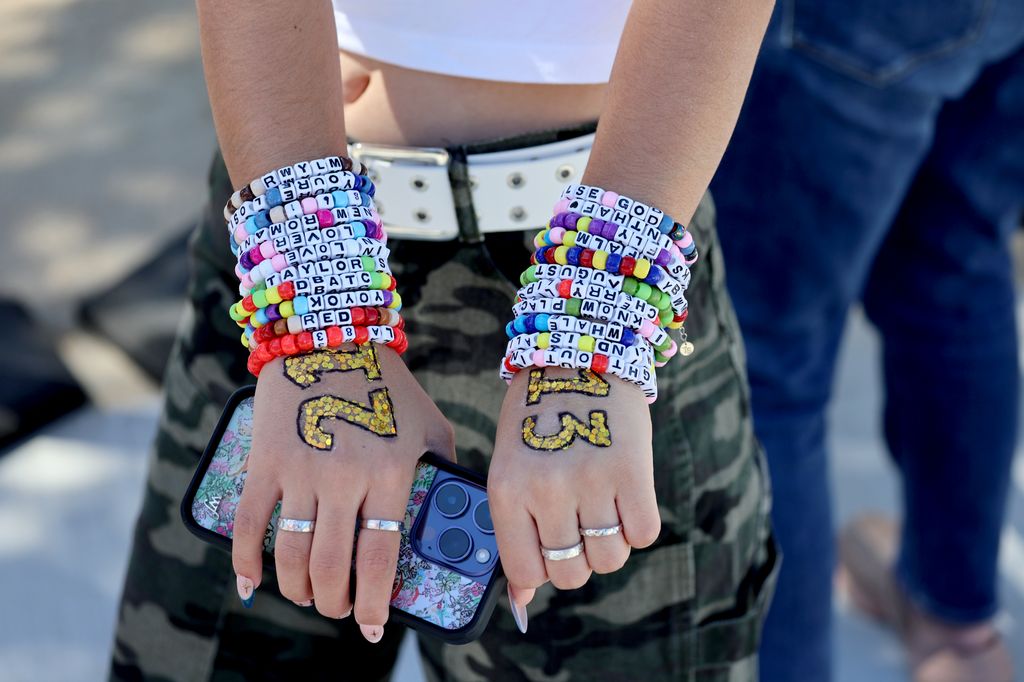 Los fans de Taylor Swift intercambiaron 'friendship bracelets' antes de los conciertos de The Eras Tour