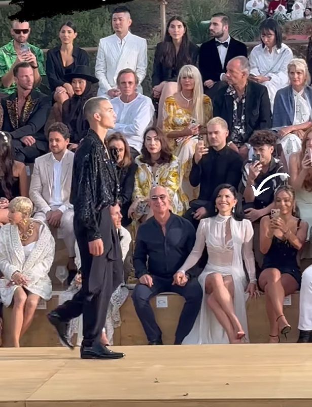 Lauren Sánchez, junto a Jeff Bezos, viendo orgullosa desfilar a su hijo Nikko en Cerdeña para Dolce & Gabbana