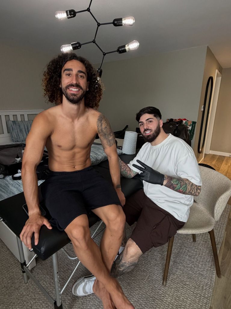 Marc Cucurella junto al tatuador Ganga, a punto de cumplir su palabra
