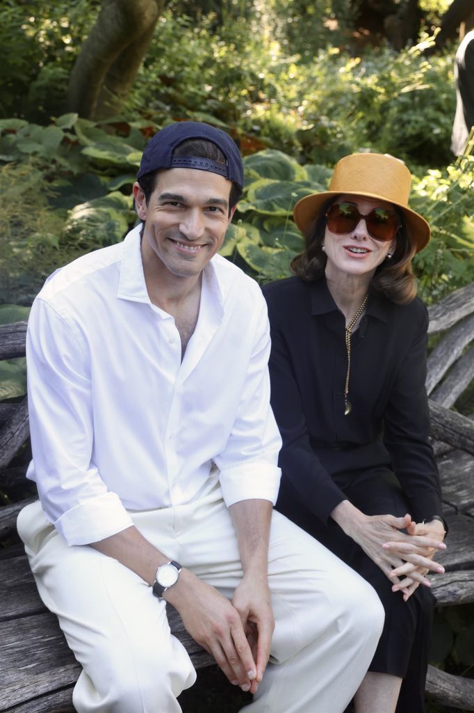 Naomi Watts como Jackie Kennedy en el rodaje "American Love Story'' junto con Paul Anthony Kelly como JFK JR.