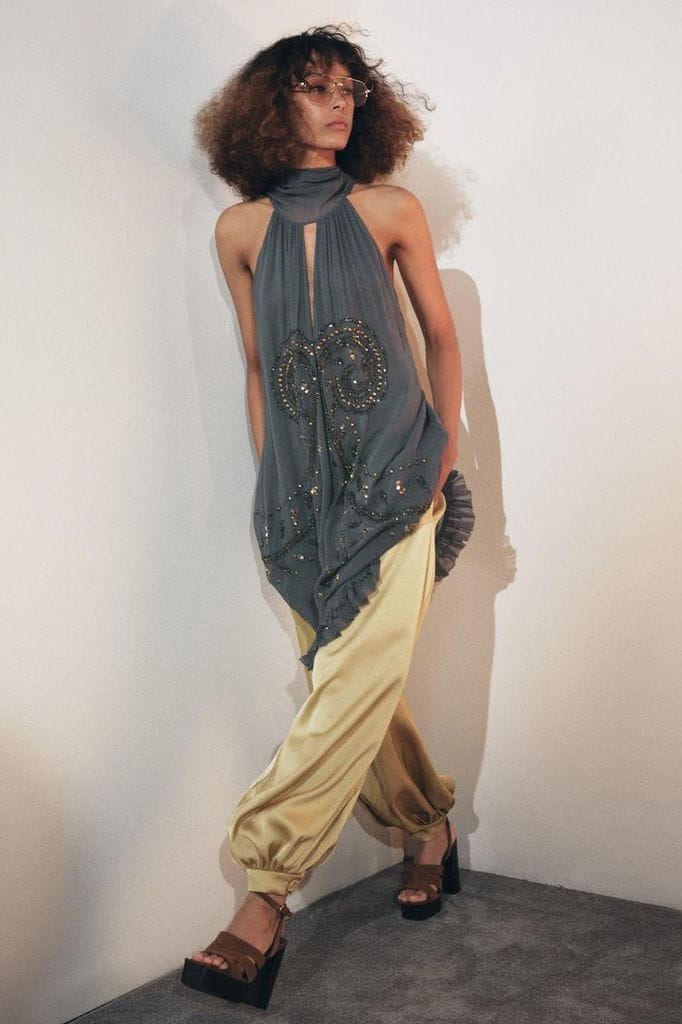 Vestido de boda de invierno de Zara corto de escote halter con abalorios